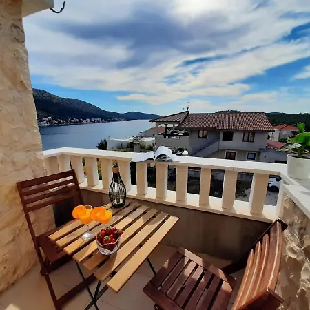 Holiday Beach House *