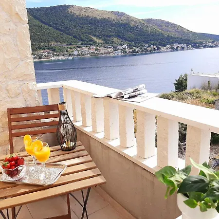 Holiday Beach House *